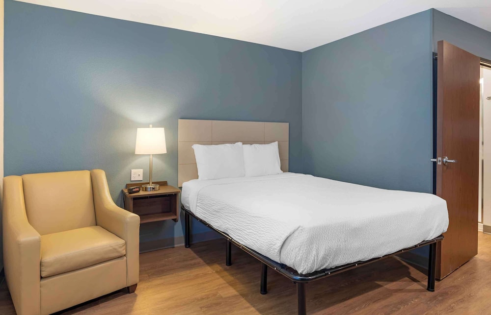 Standard Studio, 1 Queen Bed, Non Smoking, Refrigerator & Microwave photo 2