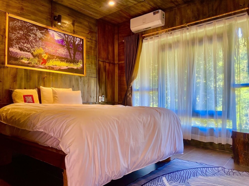 Luxury Chalet, 1 King Bed, Non Smoking, River View photo 1