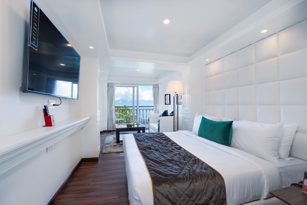 Premium View Room with Balcony & Bathtub - Photo 4