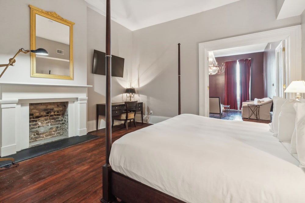 Executive Suite, 1 King Bed with Sofa bed photo 2
