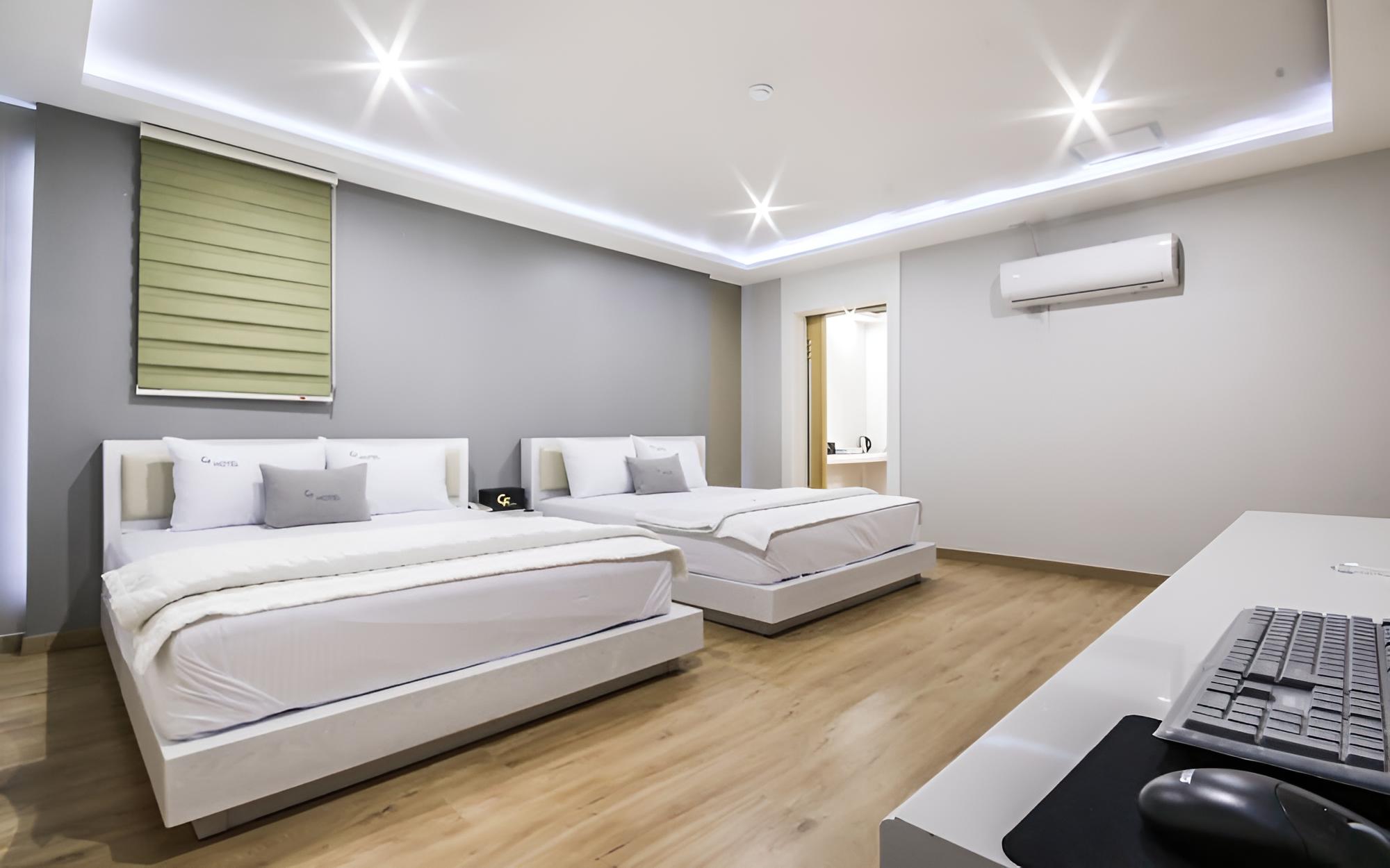 Room (VIP (Netflix Available 2 Rooms 3 Doub) photo 2