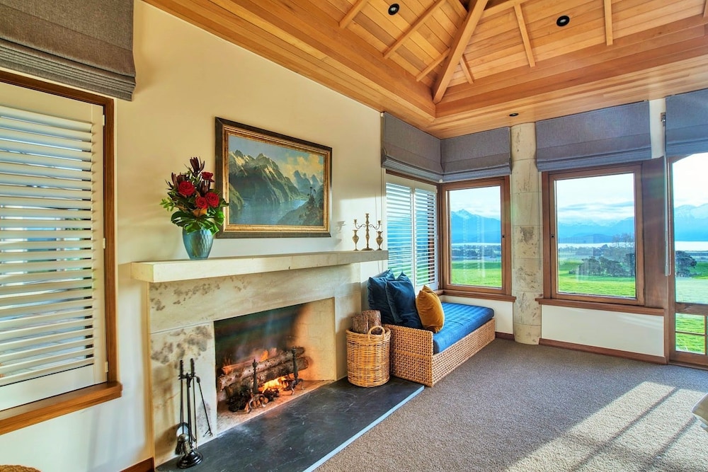Deluxe Room, 1 King Bed, Lake View photo 3