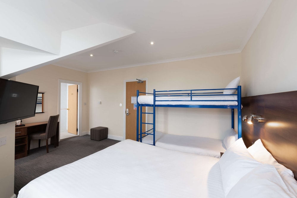 Family Room, Multiple Beds, Non Smoking (Converts to 2 Twin Beds) photo 2