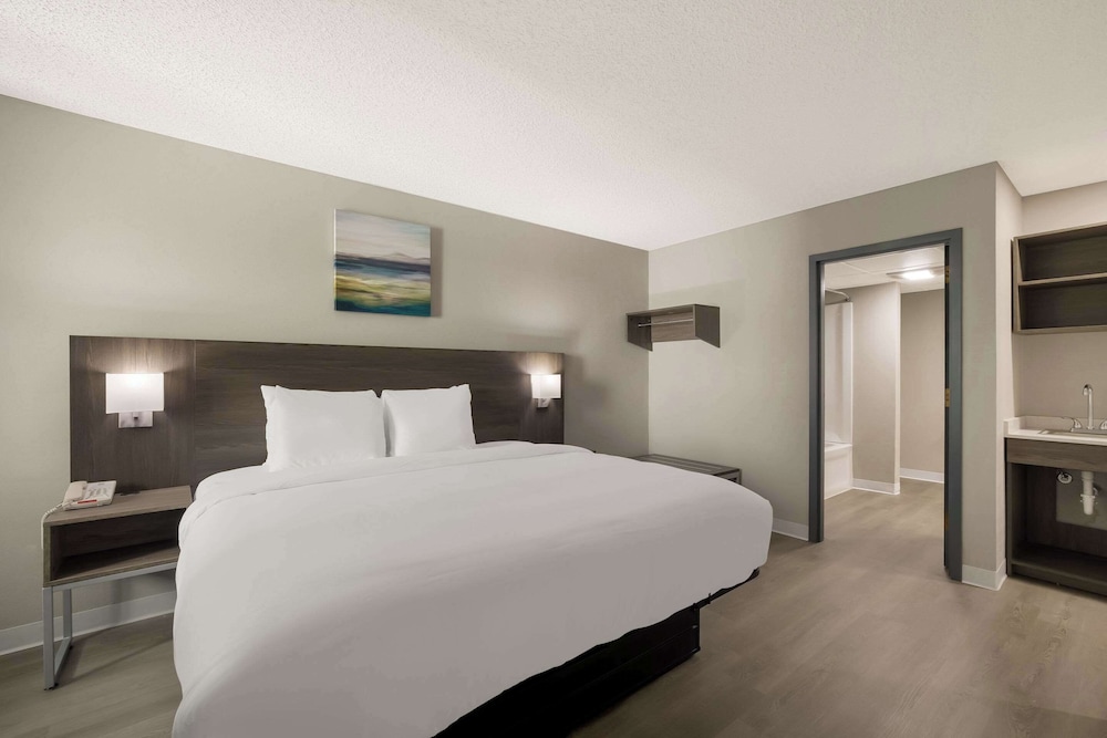 Standard Room, 1 King Bed, Non Smoking - Photo 4
