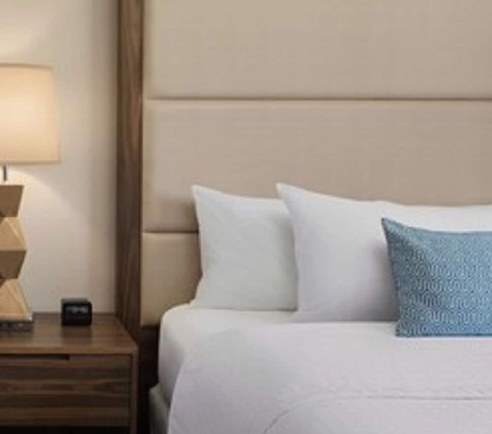 Suite, 1 King Bed, Accessible, Bathtub - Photo 4