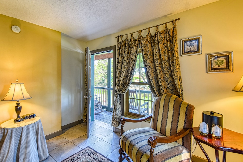Deluxe Room, 1 King Bed photo 2