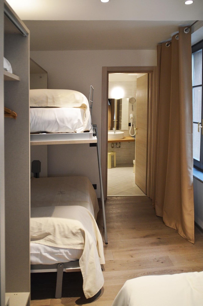 Superior Triple Room photo 2