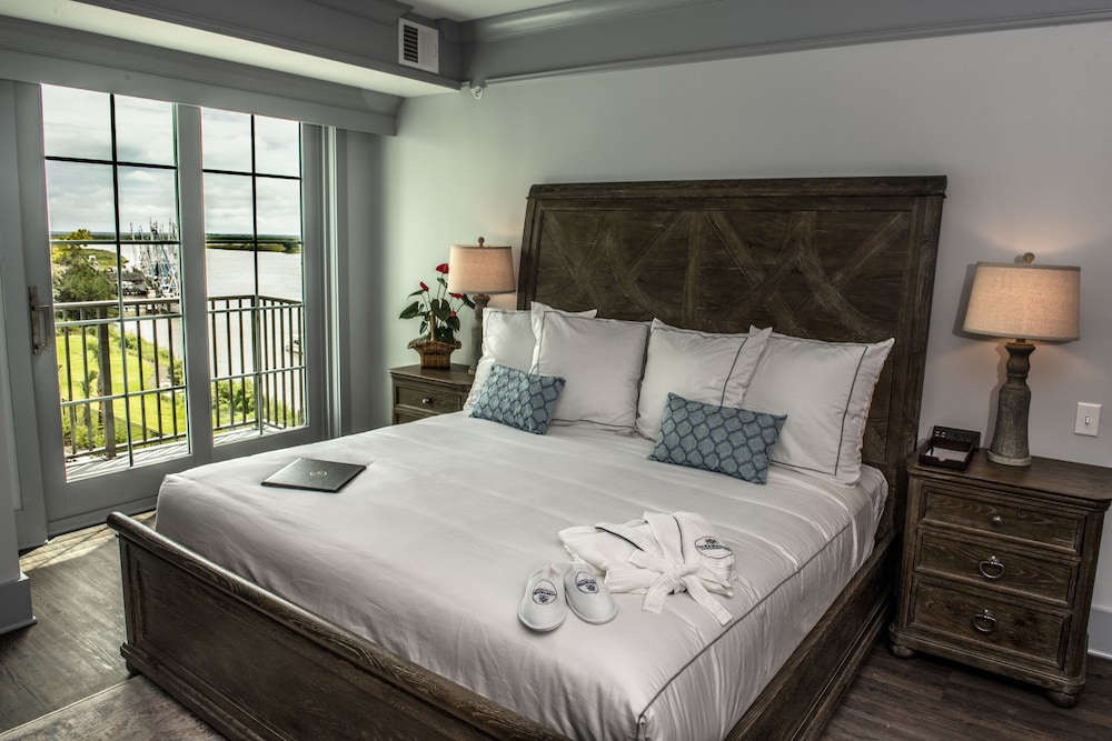 Premium Studio Suite (Riverfront)