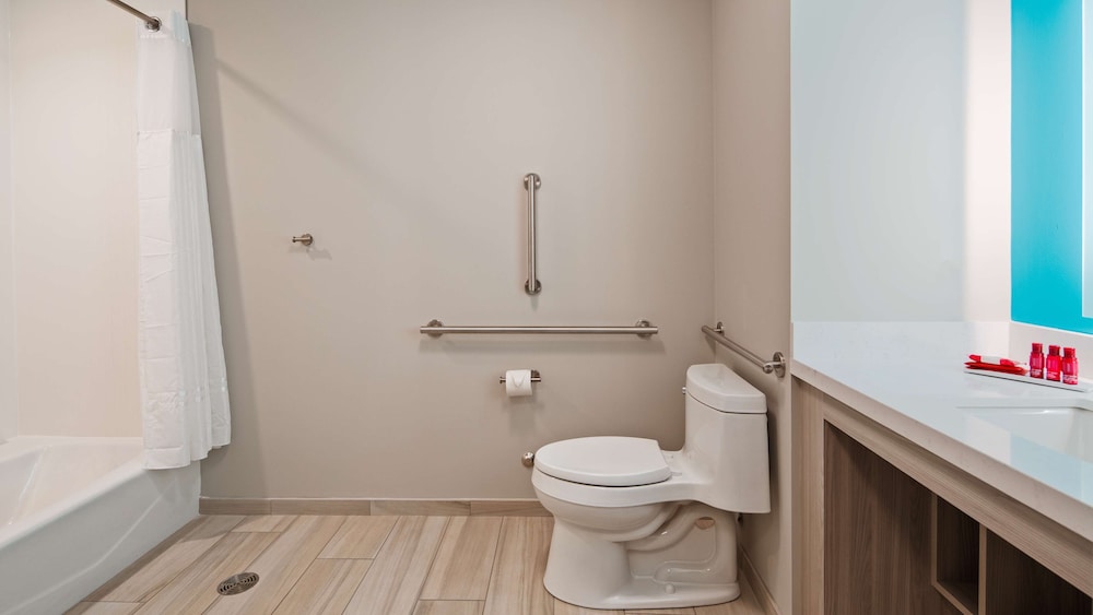 Standard Room, 1 King Bed, Accessible, Refrigerator & Microwave - Photo 5