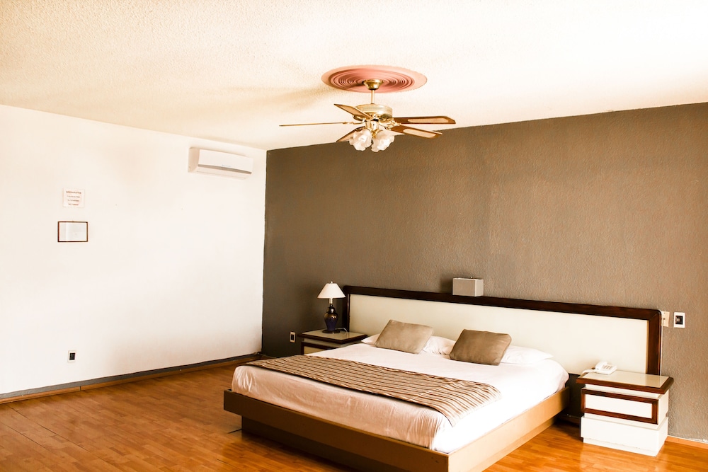 Habitacion estandar King, 1 cama matrimonial grande, bano privado con vista a la ciudad. photo 3