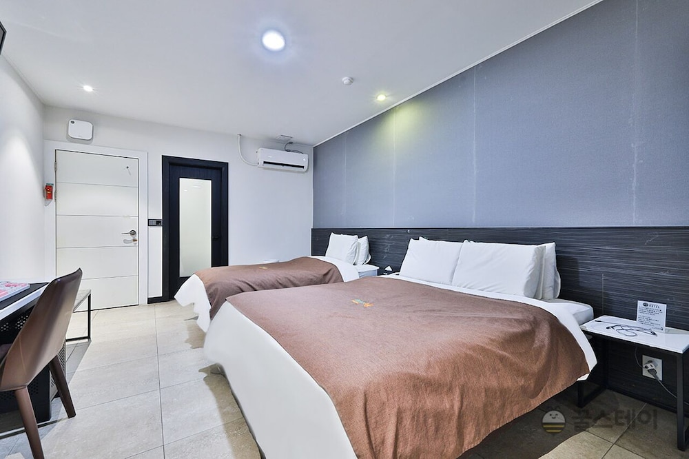 Premium Twin Room - Photo 2