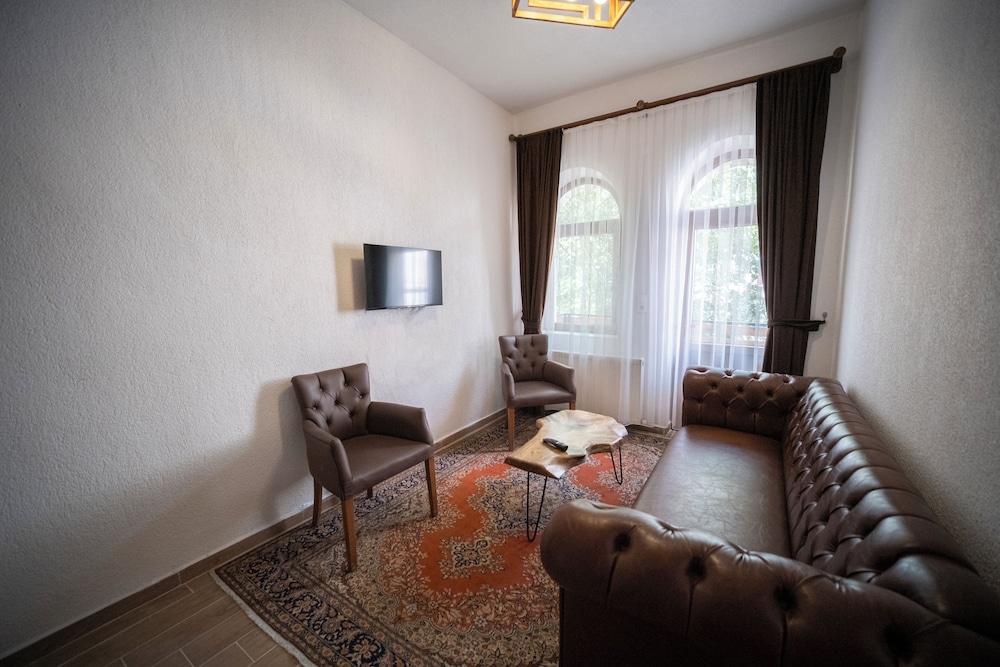 Deluxe Art Double Room With Balcony (Garden View) - Photo 14