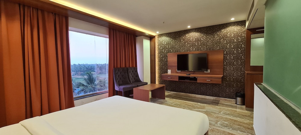 Deluxe Room, 1 King Bed photo 2