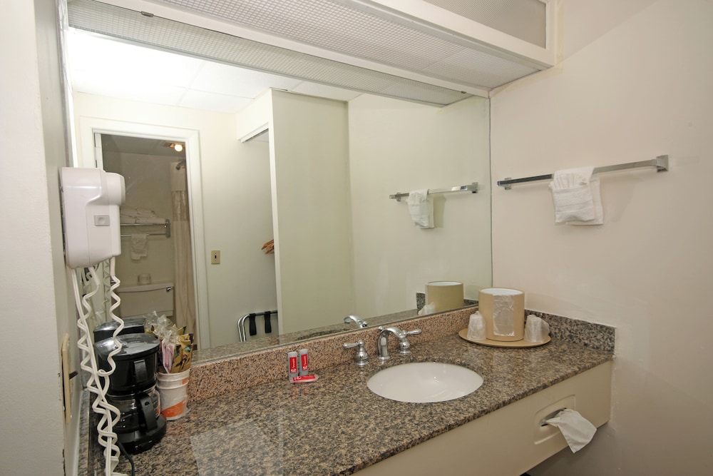 Room, 2 Double Beds - Photo 6