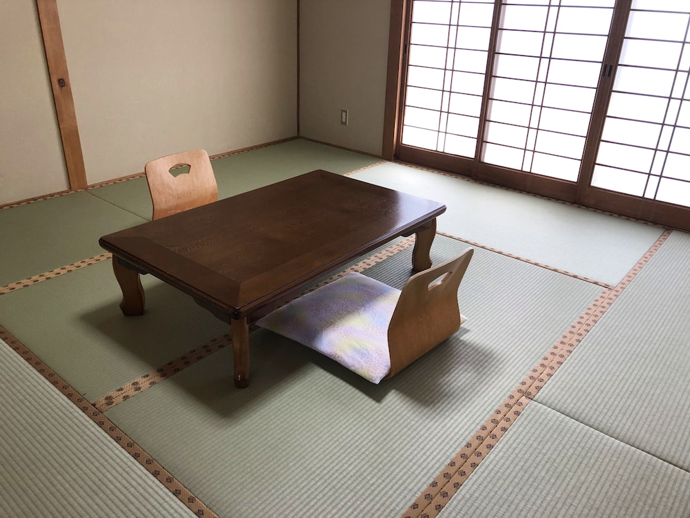 Standard Japanese Style Room with Shared Bathroom photo 2