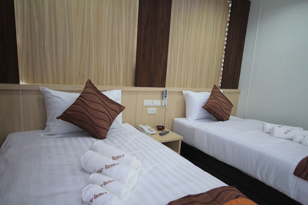 Superior Pool View Twin Bed photo 2