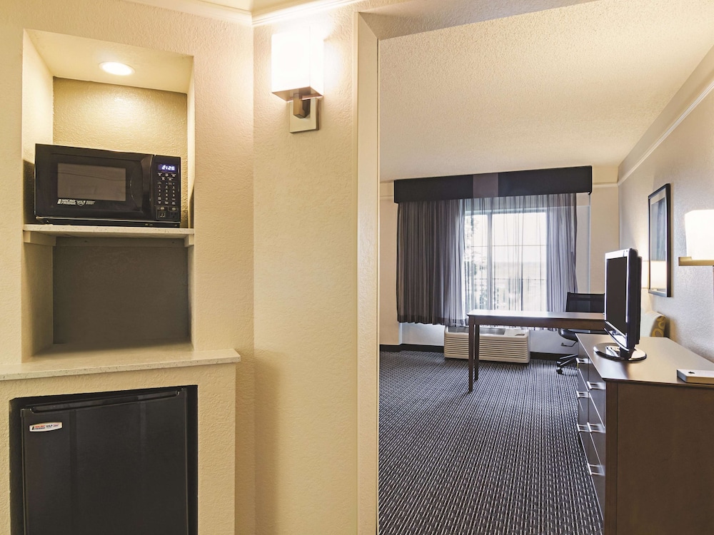 Deluxe Room, 1 King Bed, Non Smoking - Photo 3