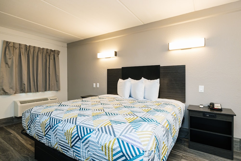 Deluxe Room, 1 King Bed, Non Smoking, Kitchenette - Photo 4
