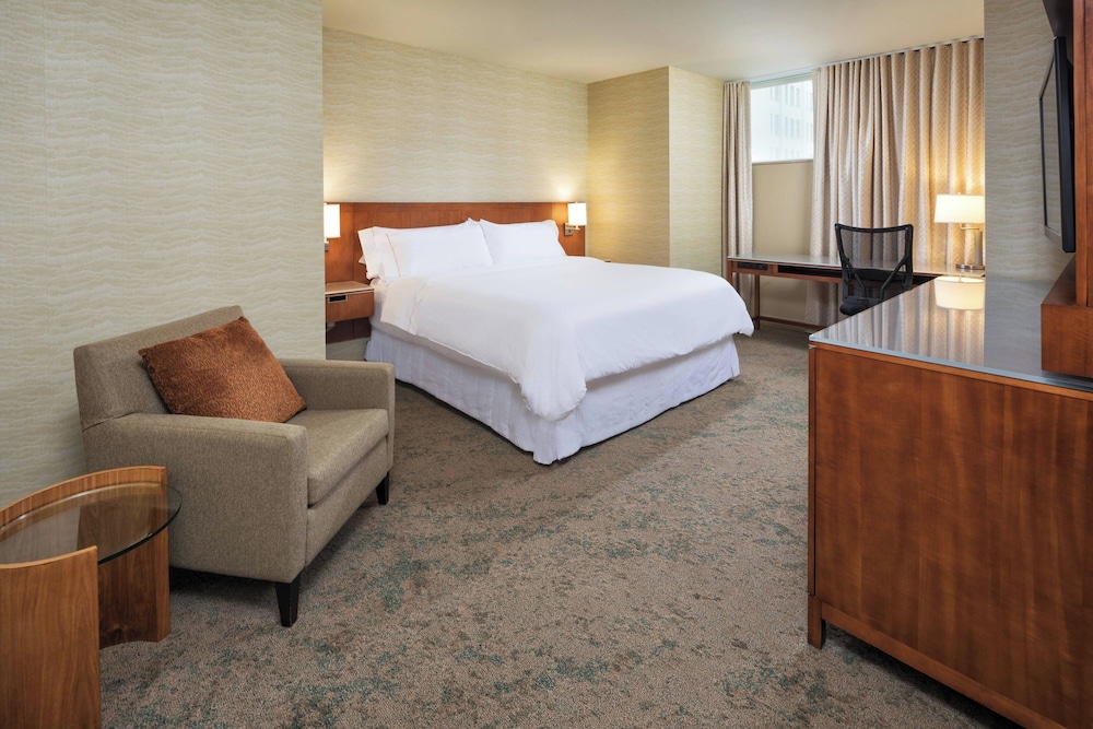 Traditional Room, 1 King Bed (Mobility/Hearing Accessible, Tub) photo 1