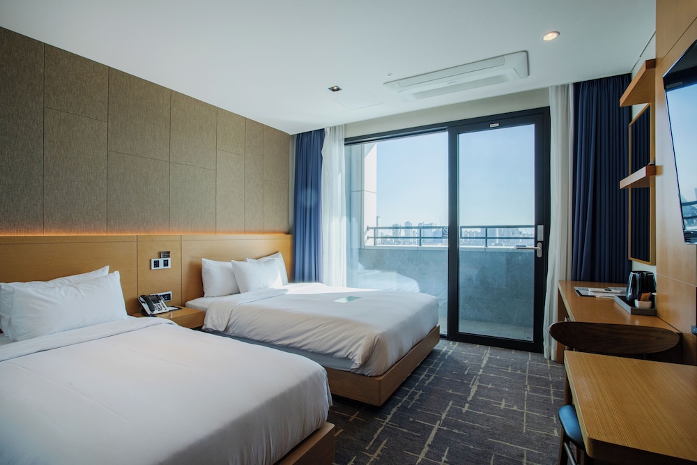[Healing Stay PKG] Deluxe Twin Room (Lake City View) + Choksan SPA pass for 2