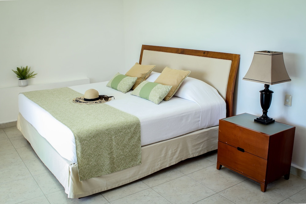 Junior Suite, 1 King Bed, Oceanfront - Photo 12