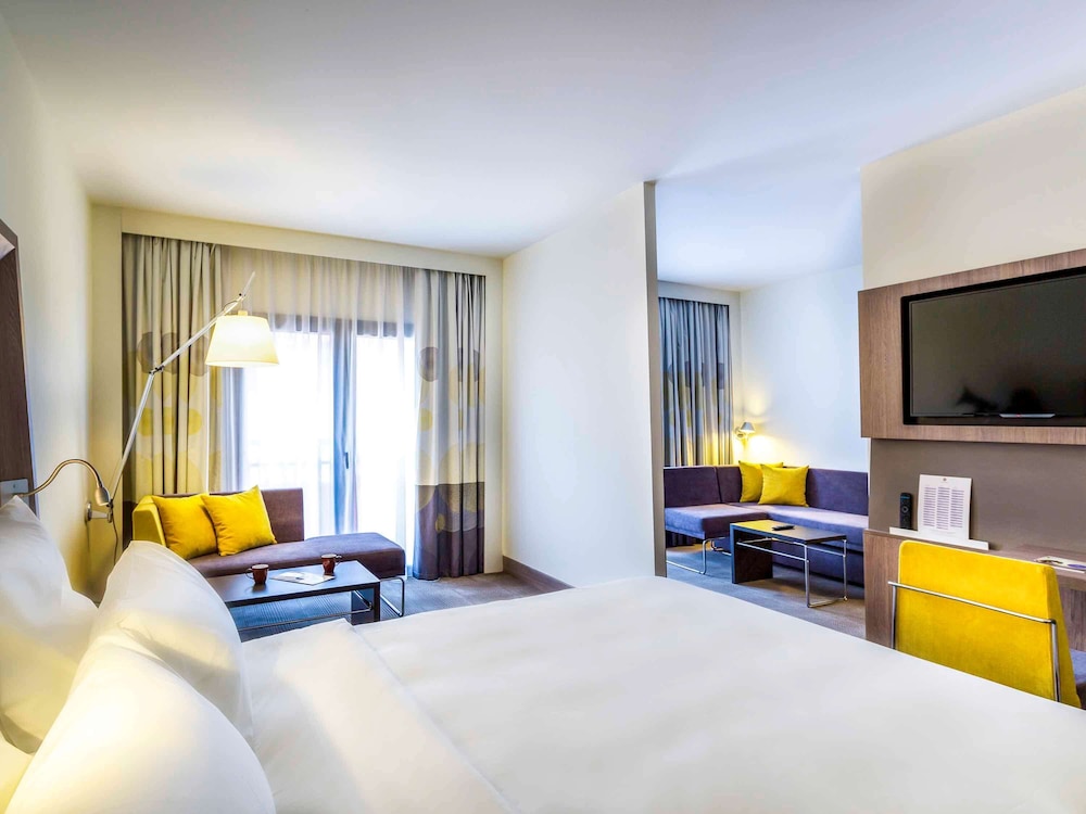 Junior Suite, 1 Queen Bed with Sofa bed