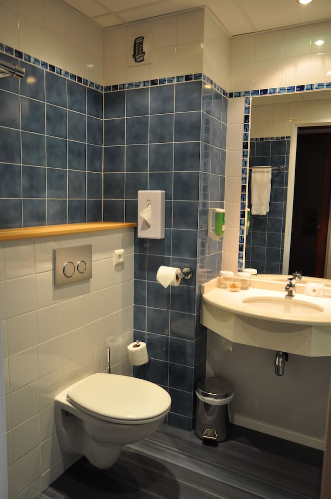 Standard Room, Multiple Beds, Non Smoking - Photo 9