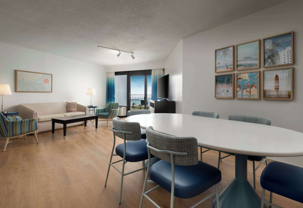 Junior Suite Partial Oceanview - 1 King thumbnail 5