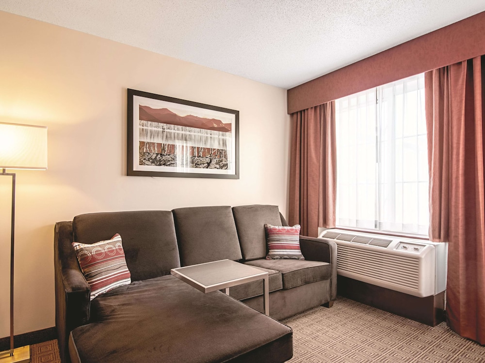 Deluxe Room, 1 King Bed, Non Smoking, Mountain View (Deluxe Executive Room) - Photo 12