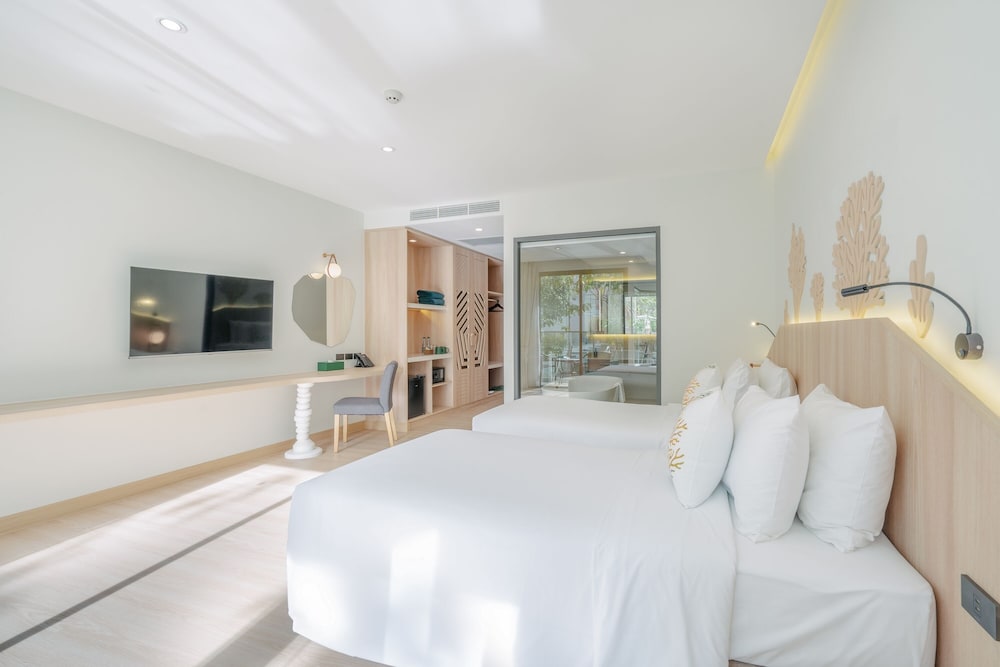 Deluxe Room, Pool Access - Photo 5