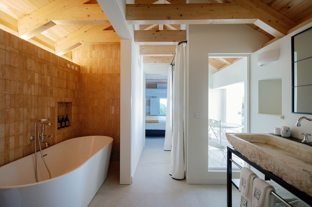 Signature Suite - Photo 5