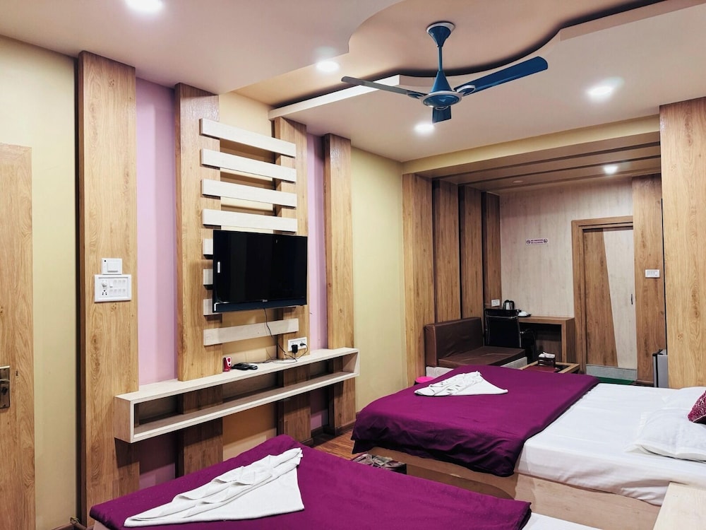 Classic Triple Room, City View photo 2