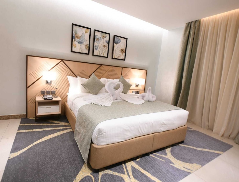 Executive Suite, City View - Photo 5