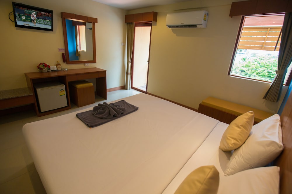 Standard Double Room thumbnail 5