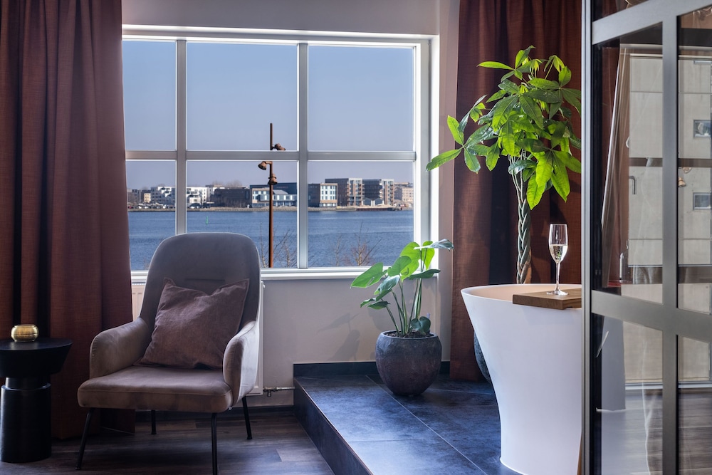 Exclusive Suite, Harbor View - Photo 7