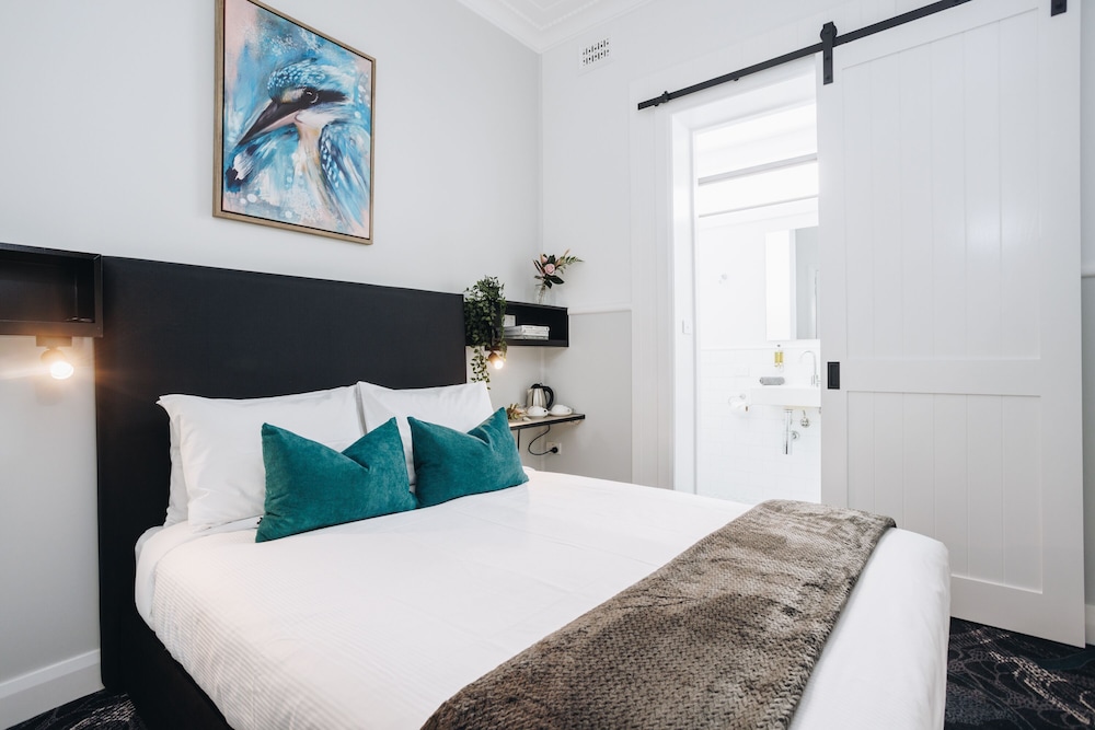 Deluxe Double Room, 1 Queen Bed, Non Smoking, Private Bathroom photo 1