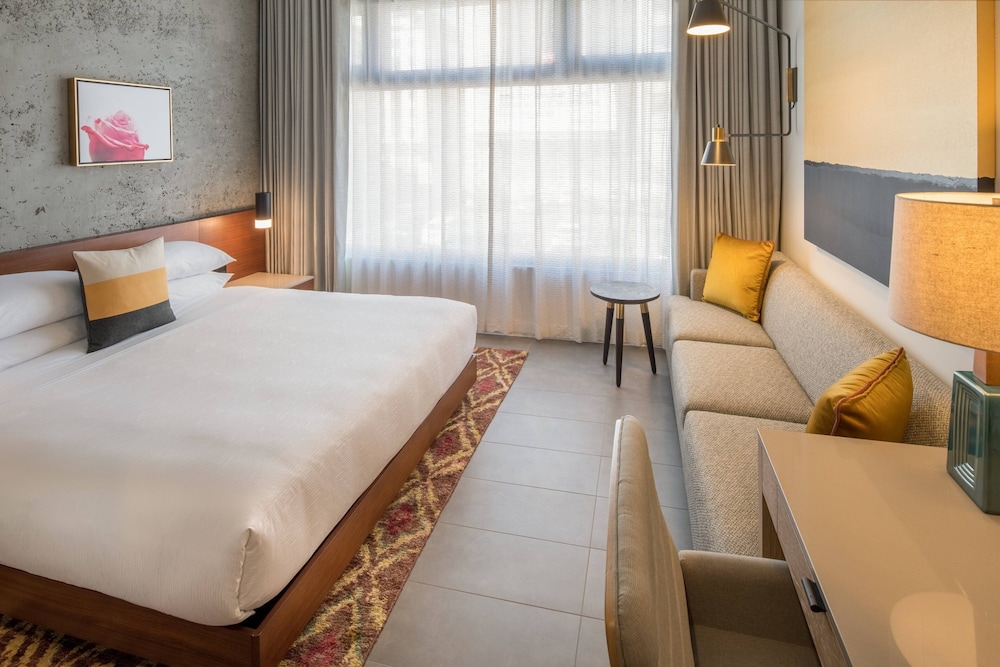 Deluxe Room, 1 King Bed, City View photo 3
