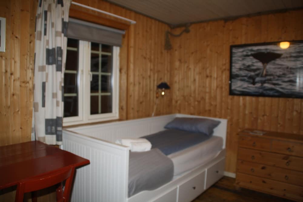 Basic Double Room, 1 Double Bed, Non Smoking, Harbor View photo 3