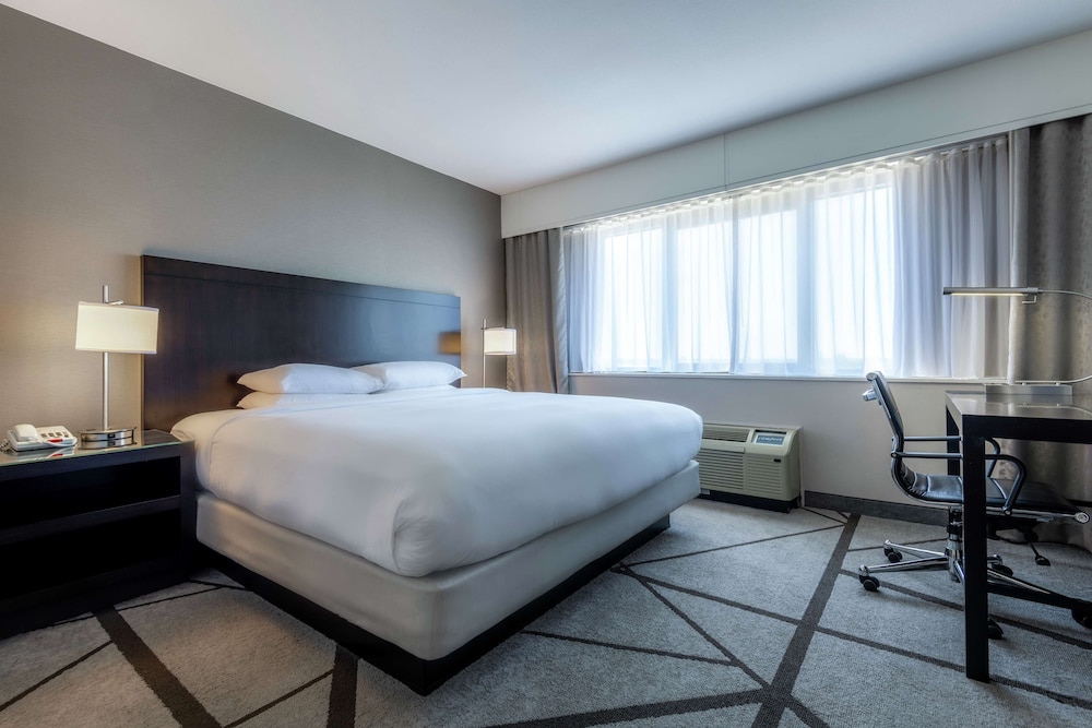 Junior Suite, 1 King Bed, Accessible, Non Smoking (Roll-in Shower) - Photo 4