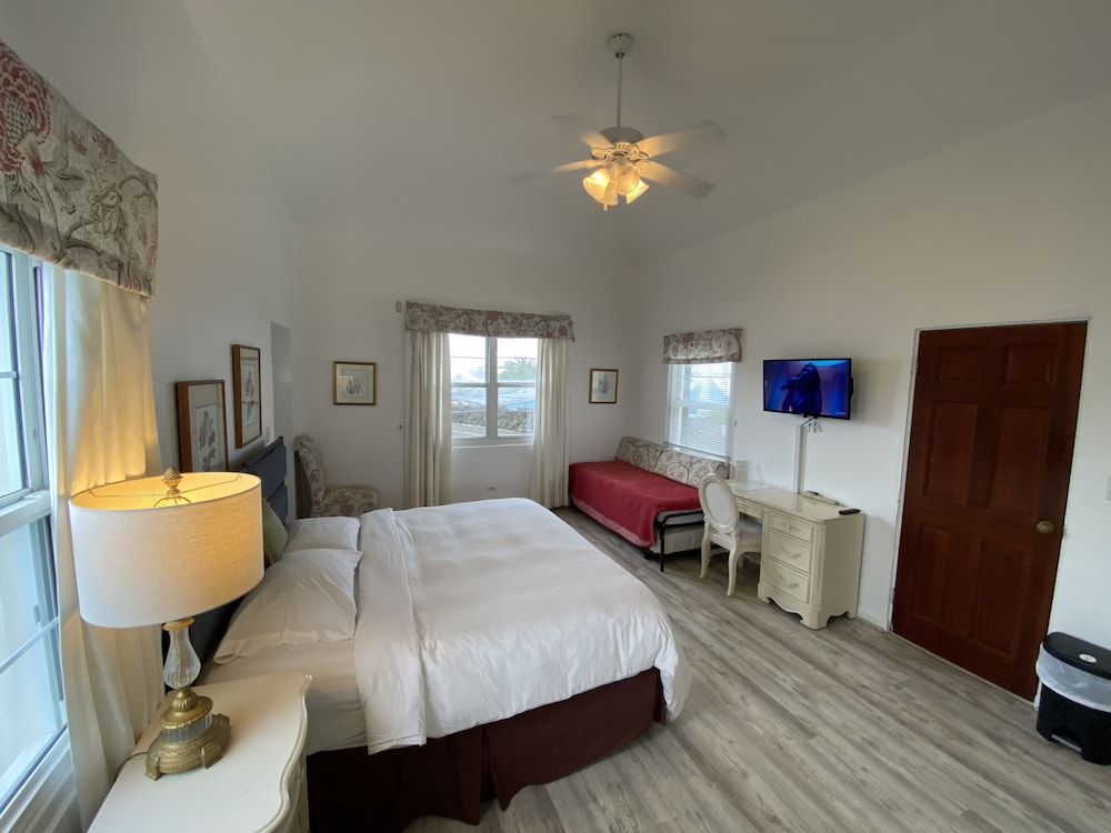Executive Quad Deluxe Suite photo 2