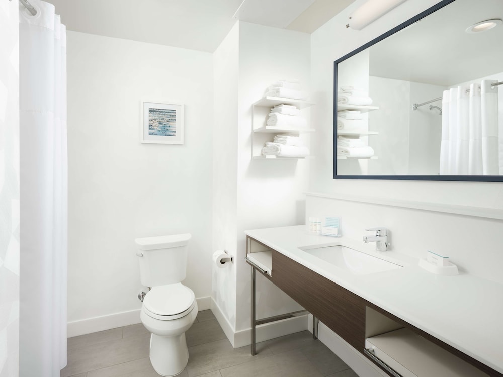 Room, 2 Queen Beds, Accessible, Bathtub - Photo 6