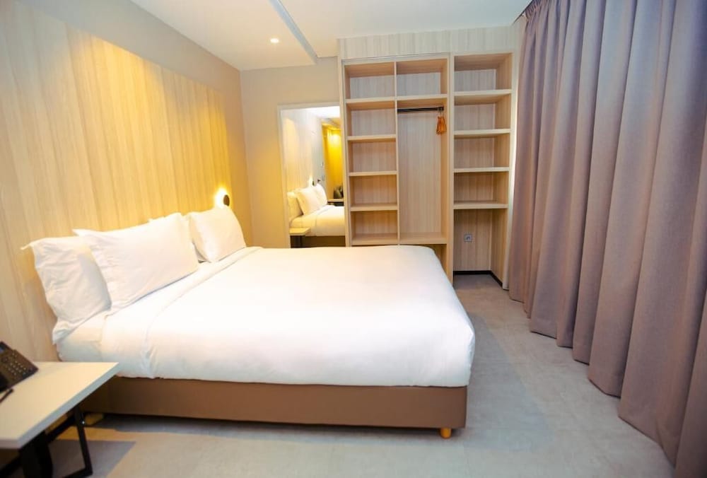 Luxury Suite, City View