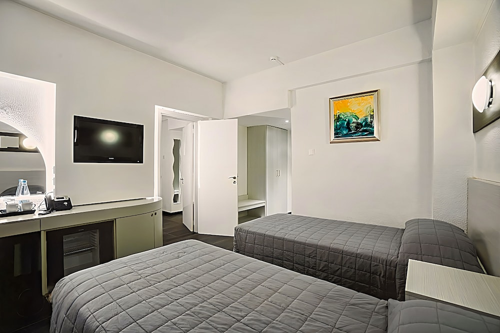 Family Room, Connecting Rooms