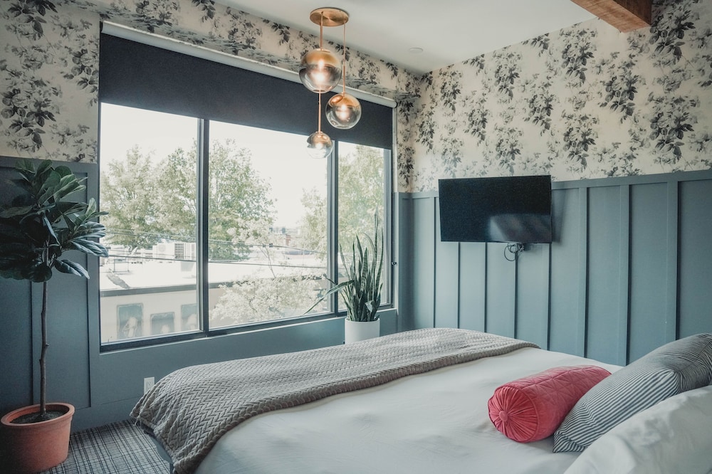 Premium Room, 1 King Bed, Bathtub, City View photo 1