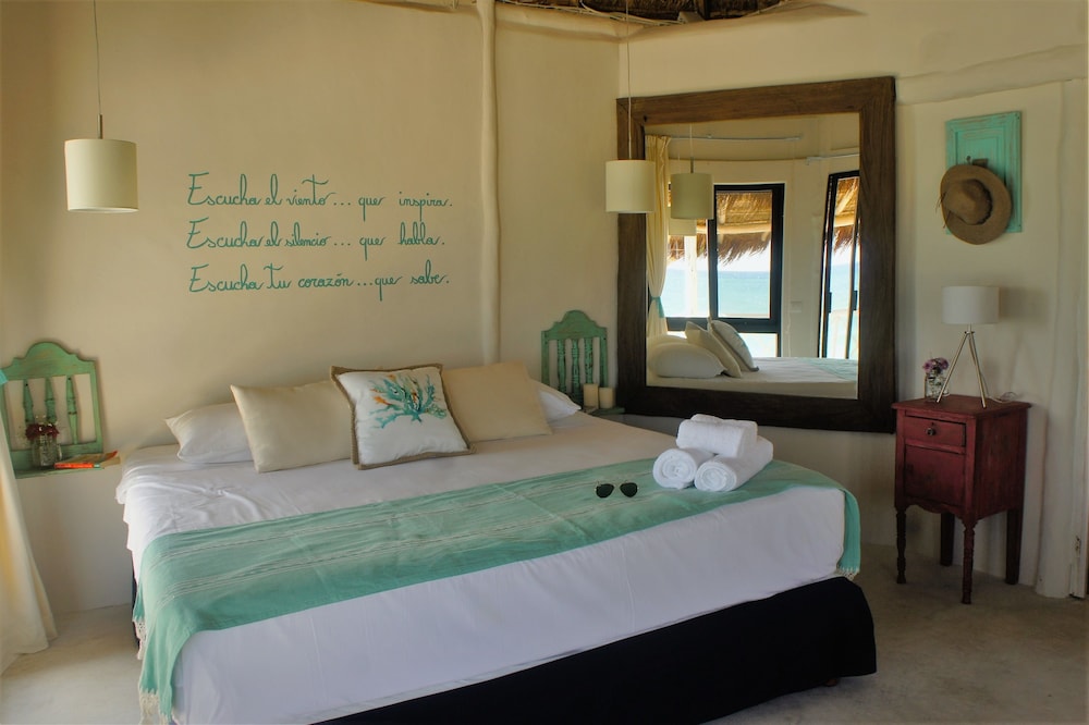 Royal Room, 1 King Bed, Oceanfront - Photo 10