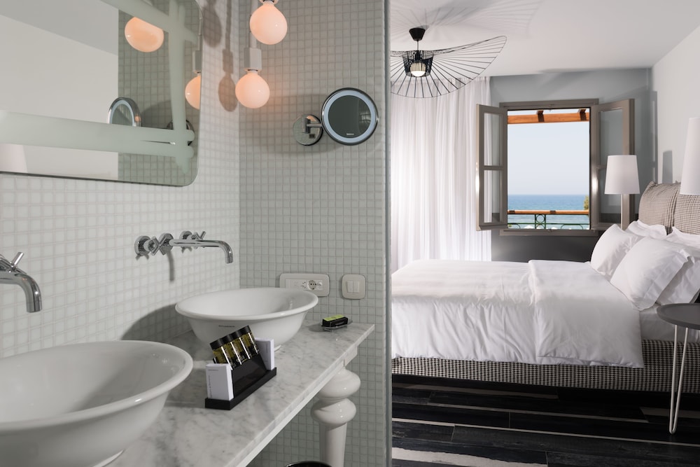 Deluxe Room, Sea View photo 2