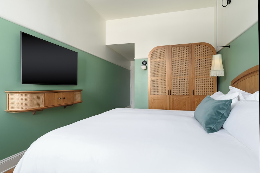 Room, 1 King Bed, Accessible (Hearing) - Photo 1
