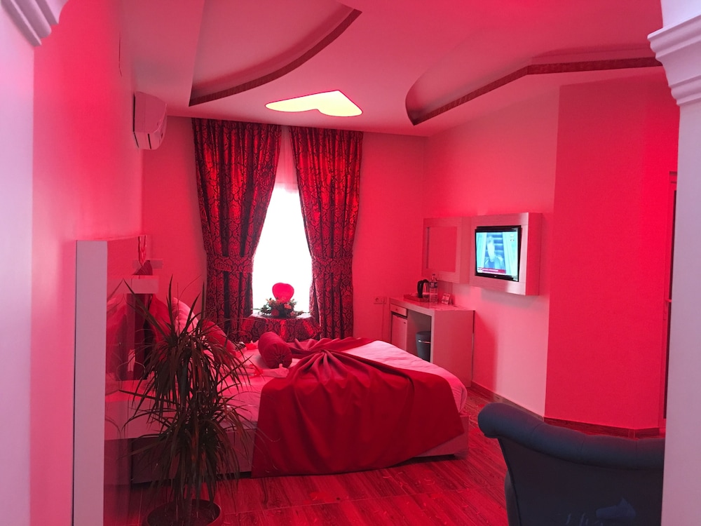 Honeymoon Room photo 1