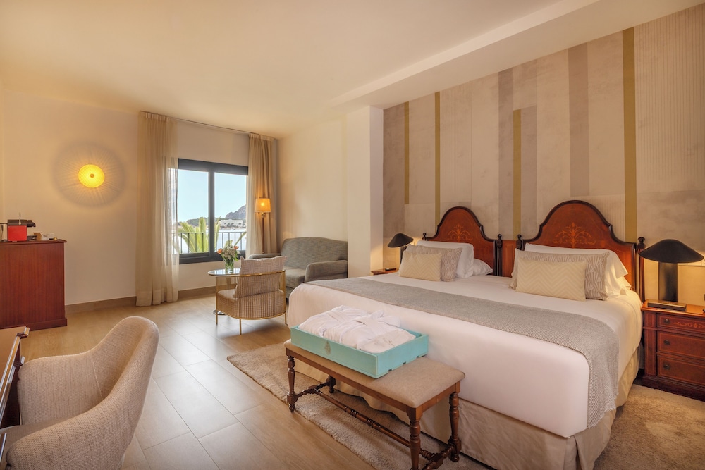 Classic Double Room, Sea View thumbnail 6