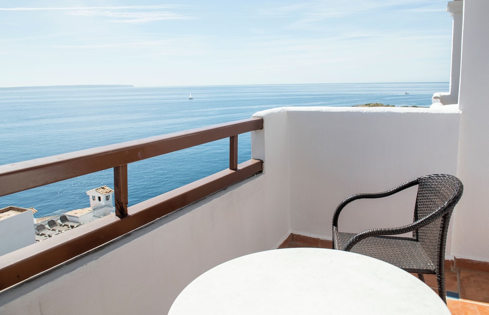 Premium Double Room, Sea View (1 Adult + 1 Child) thumbnail 6